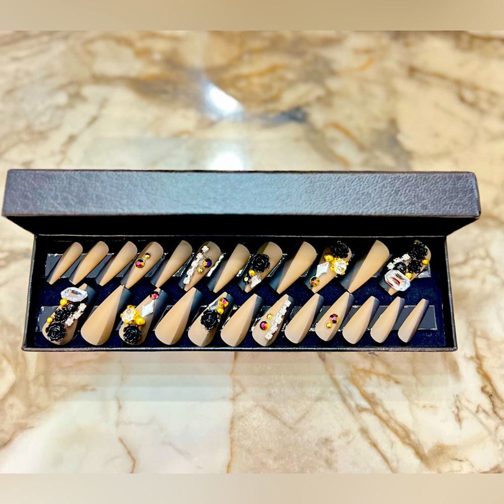 Gorgeous Press-On Nails (24 pieces)